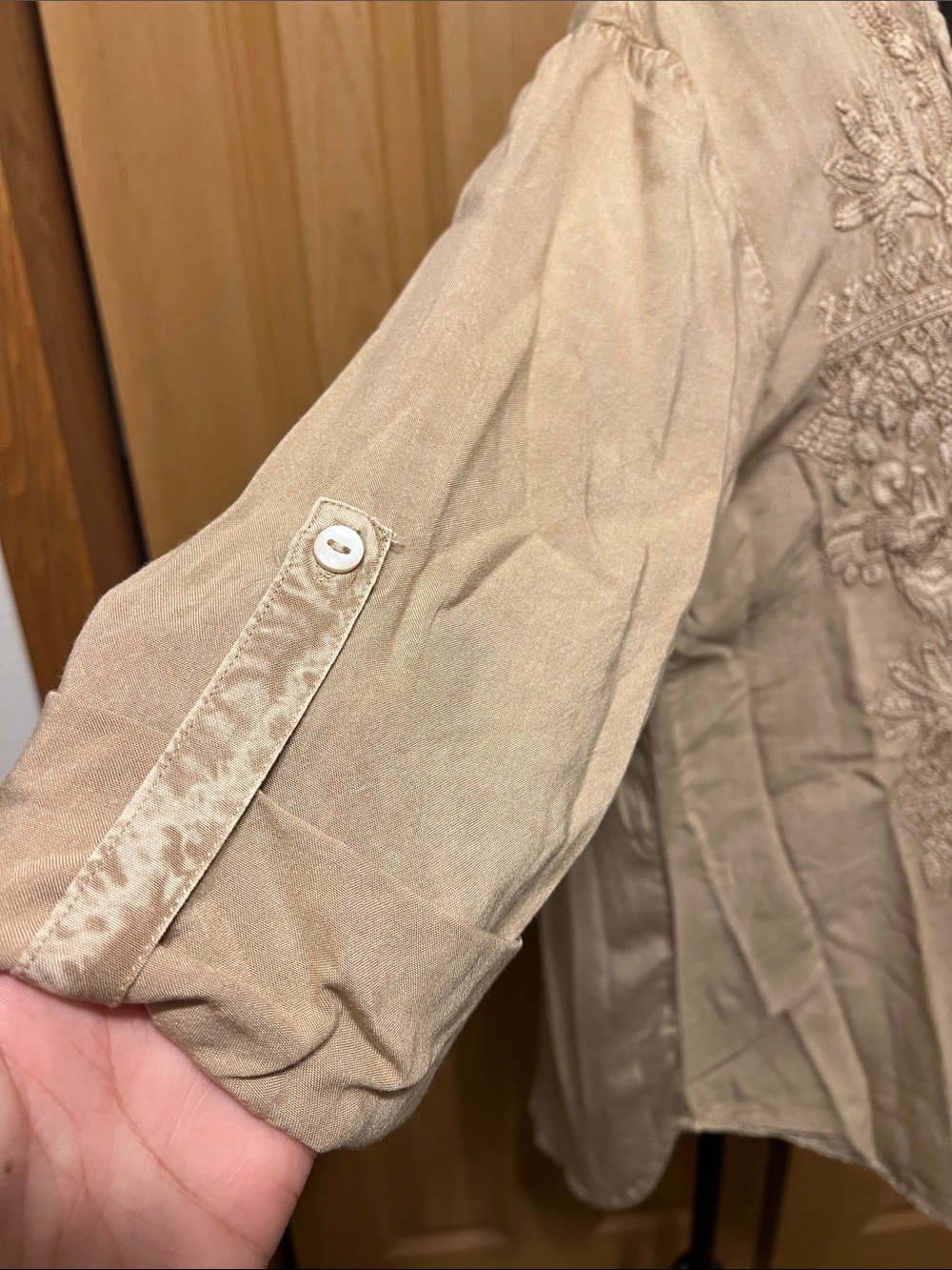 SOLITAIRE Embroidered Button Up - Picture 7 of 8
